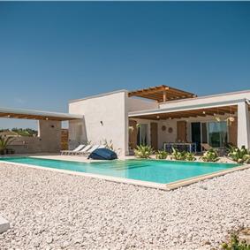 2 bedroom villa with infinity pool, near Alcamo, sleeps 4-5